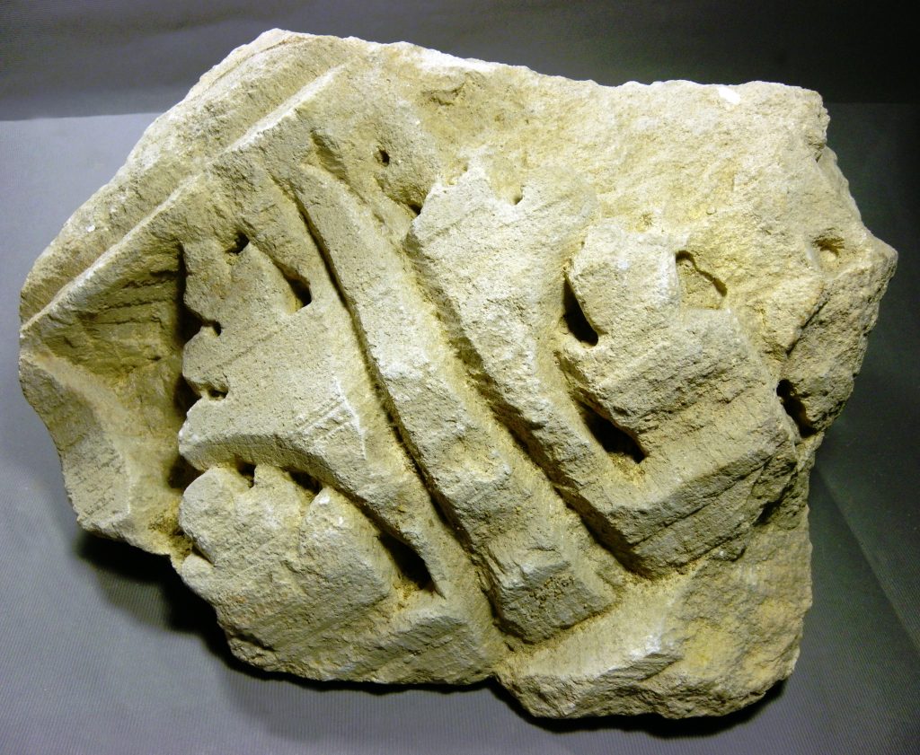 Fragment de corniche ornée de feuilles d’acanthe, calcaire, 33 x 25 cm, 1er siècle