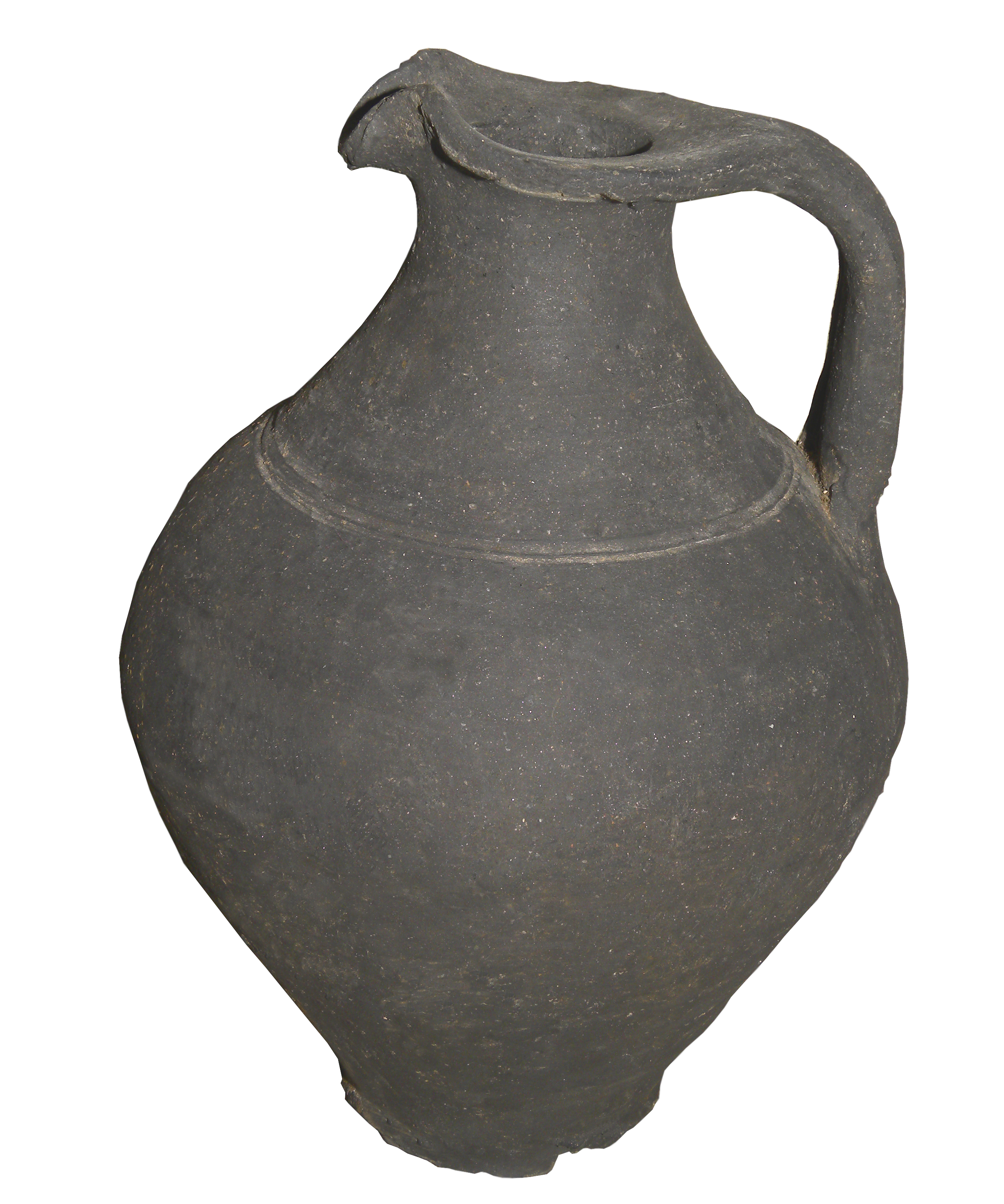 Bouilloire en terre cuite. Son argile est gris foncé, presque noir. On la voit de profil avec le bec verseur à gauche et l'anse à droite. 