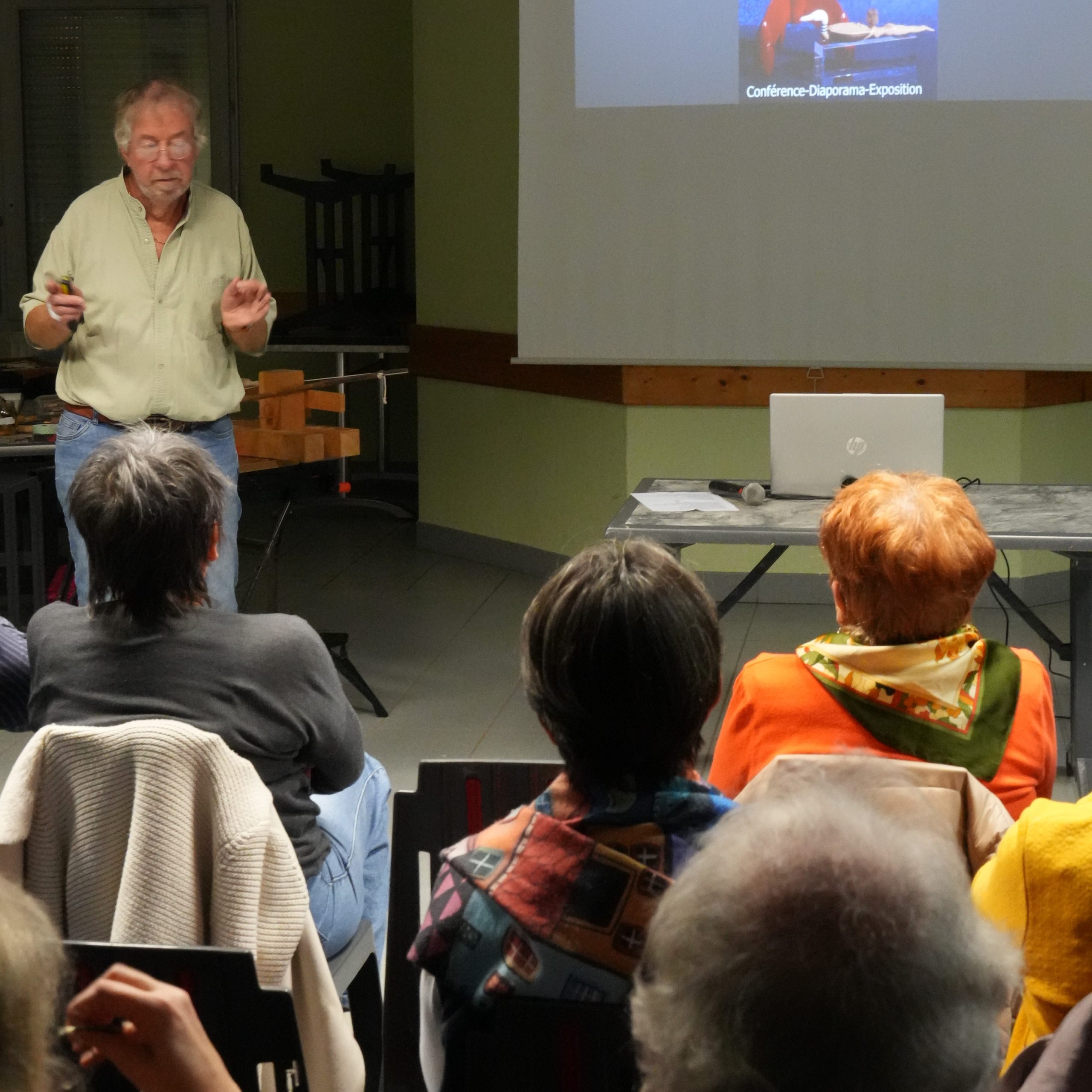 Chrisophe Picod parle debout face à son public.